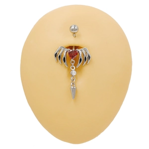 Navelpiercing met rode hartsteen, vleermuisvleugels en een metalen kegelhanger