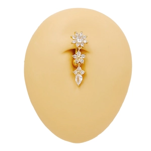 Macro-opname van gouden navelpiercing met bloem en witte zirkoon op een siliconen model