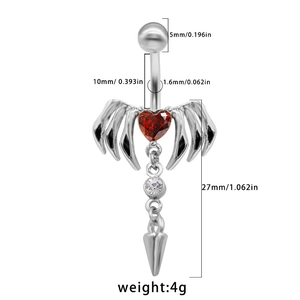 Detailweergave van de zilveren navelpiercing met vleugels en rode zirkonia hartsteen