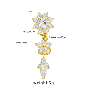 Detailweergave van een gouden bloem navelpiercing met heldere strass steen bloemblaadjes