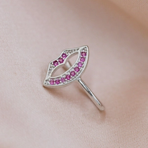 Dettaglio del polsino per orecchio a forma di labbra in argento con zirconi rosa