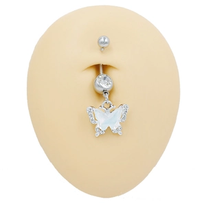 Detalle del piercing de ombligo de mariposa con nácar blanco y circonitas brillantes