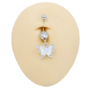 Detalle de piercing de ombligo de mariposa con circonitas en un modelo profesional