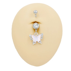 Detalle de un piercing de ombligo de mariposa con nácar rosa y piedras de circonita