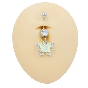 Detalle de piercing de ombligo de mariposa en acero inoxidable con piedra verde