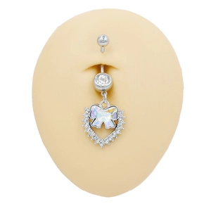 Detalle de piercing ombligo de corazón plateado con mariposa iridiscente y microcristales