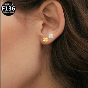 Detailansicht von herzförmigen Kleeblatt-Ohrsteckern aus F136-Titan für Piercings