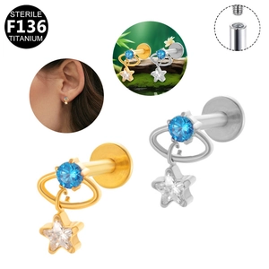 Details von F136 Titan Labret Piercing mit blauem Zirkon-Planeten und Sternanhänger