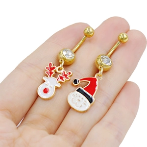 Primer plano de colgantes de reno dorado y gato navideño en set de piercings de ombligo
