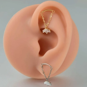 G23 Titan Lippenstecker mit Kette und marquise-geschliffenem Zirkonia am Silikonohr