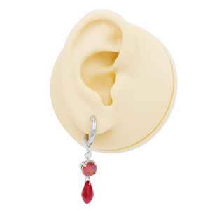 Pendientes de plata con cristales rojos redondos y en forma de gota en modelo