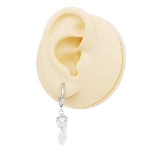 Primer plano de pendientes de plata con circonita y colgante de gota en modelo de oreja