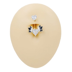 Vue détaillée du zircon blanc en forme de cœur et des ailes de papillon sur le piercing