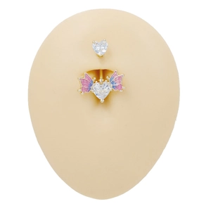 Piercing de nombril doré avec ailes de papillon et cristaux en forme de cœur sur blanc