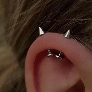Minimalistische F136 titanium zilveren kegeloorbel gedragen op het oor voor piercing