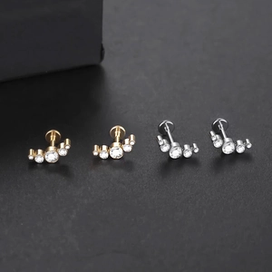 Detail van G23 titanium labret-piercings met vijf aflopende heldere zirkonia-stenen