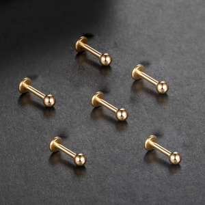 Set van 6 gouden F136 titanium piercings met gepolijste bollen en platte achterkant voor oor
