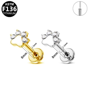 Detalle de piercing labret de titanio G23 en forma de pata con circonitas cúbicas