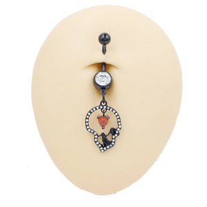 Detalle de piercing para ombligo con colgante de circón en forma de corazón sobre modelo