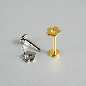 Stud de lèvre fleur en titane poli pour oreilles et lèvres en fini or et argent