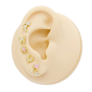 Fünfteiliges Set goldene Schmetterling und rosa Zirkon Herz Ohrstecker an einem Ohrmodell