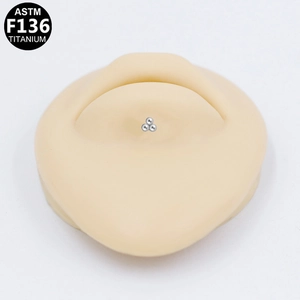 Dettaglio del labret in titanio G23 con triangolo a tre sfere su modello di orecchio