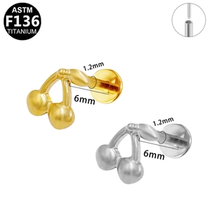 Vista macro di piercing labret in titanio G23 a forma di ciliegia con perni da 1,2 mm