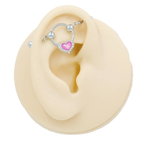 Industrial piercing με ασημένια μπάρα, κρίκο και ροζ καρδιά μενταγιόν σε αυτί