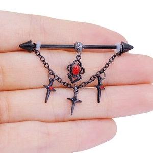 Détail d'un piercing industriel gothique noir avec pendentifs araignée et croix