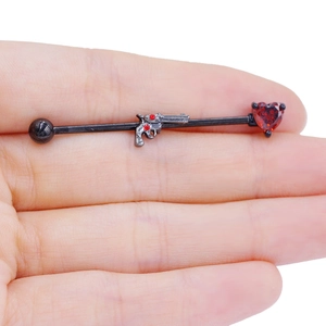 Barbell industriel avec tige noire, pendentif revolver et pierre précieuse cœur rouge