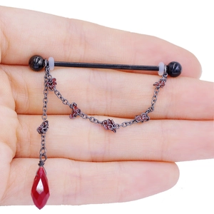 Piercing industriel noir avec fine chaîne et pendentif goutte de couleur rouge