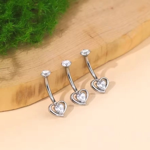 Set van drie F136 titanium navelpiercings met hartvormige zirkonia en gepolijste finish
