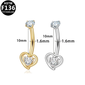 Detail van titanium navelpiercings in goud en zilver met hartvormige zirkonia