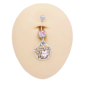 Dettaglio del piercing all'ombelico in acciaio argento con ciondolo a stella rosa
