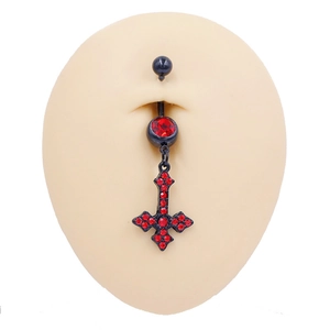 Dettaglio del piercing all'ombelico gotico nero con strass rossi e croce rovesciata