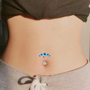 Piercing per ombelico in titanio F136 con strass blu a ventaglio sulla modella