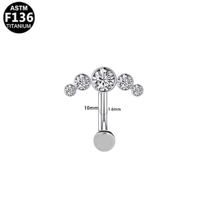Dettaglio macro del piercing all'ombelico in titanio ASTM F136 con cinque pietre di zirconia