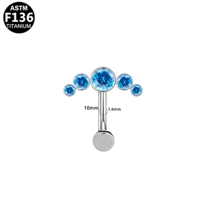 Dettaglio del piercing all'ombelico in titanio F136 con cinque zirconi blu e retro piatto