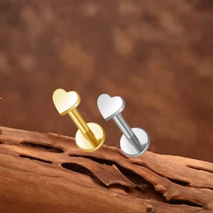 Studs de labret en titane en forme de cœur dorés et argentés avec dos plat minimaliste