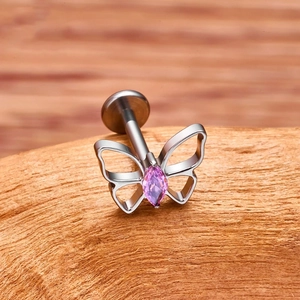 Detail van G23 titanium vlinderpiercing met roze marquise zirkoon en platte achterkant
