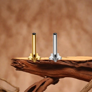 F136 titanium labret studs in stervorm, zilver en goud, op een rustieke houten tak