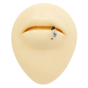 Dettaglio ravvicinato del piercing labbro a mano scheletrica su un modello di bocca in silicone