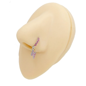 Dettaglio dell'anello al naso in argento con zirconi rosa e ciondolo a fulmine