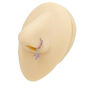 Dettaglio di un piercing al naso in acciaio argento con strass rosa e stella
