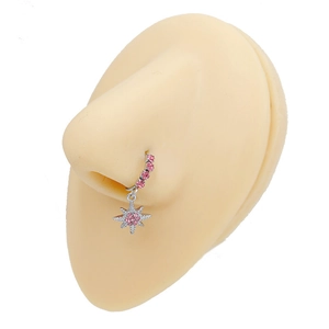 Dettaglio dell'anello da naso in argento con strass rosa e ciondolo a stella in acciaio