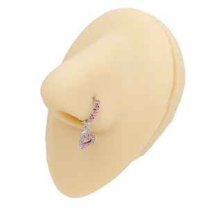 Dettaglio dell'anello per il naso argento con strass rosa e ciondolo a cuore traforato
