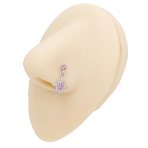 Dettaglio di un anello al naso in argento con pendente a stella in zircone rosa su un modello