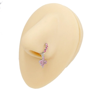 Dettaglio di anello per il naso argento con pendente a serpente di strass rosa su modello