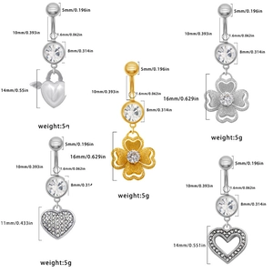 Set de cinco piercings de ombligo en acero con diseños de corazón, trébol y medidas