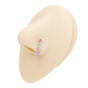 Dettaglio del piercing al naso a saetta d'argento con cristalli rosa su modello in silicone